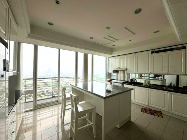 Four Seasons Tower Summer Lantai Atas