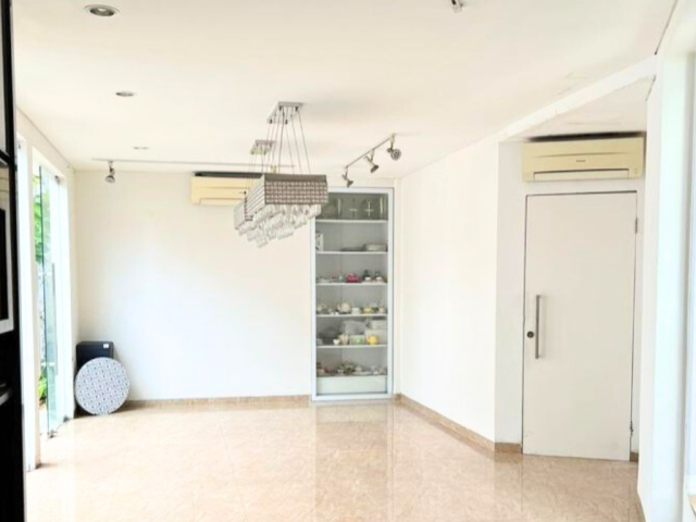 Rumah Dijual Jl. Suwiryo Menteng 7 Kamar